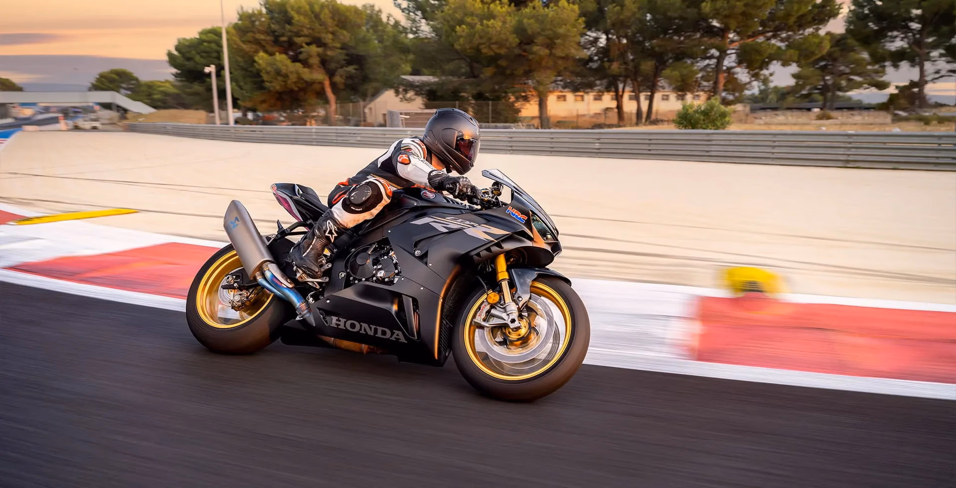 cbr 1000rr r fireblade sp mat pearl morion black em corrida e em curva - 24 de 37