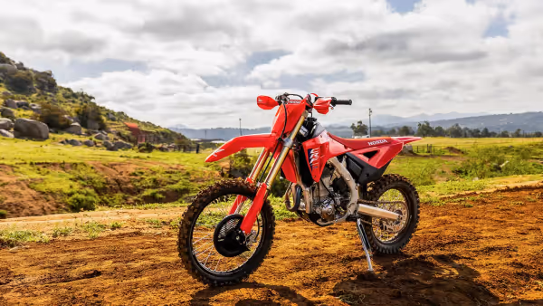 Honda CRF 450R vista lateral esquerda em ambiente externo