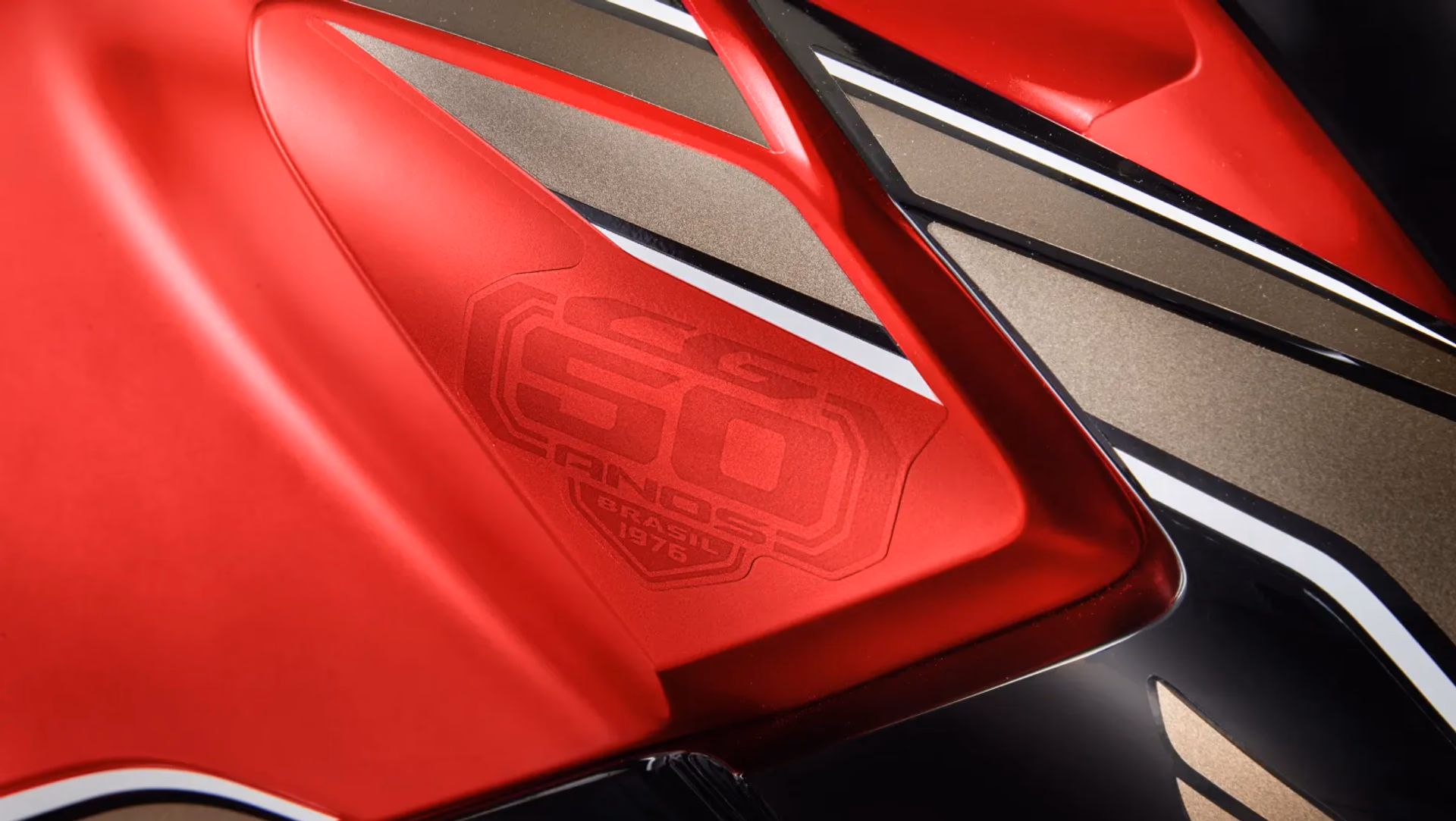 Moto Honda Nova Titan Edição Comemorativa de 50 Anos Visão Close Adesivo da Carenagem Lateral - 7 de 13