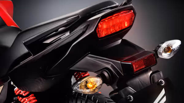 Moto Honda Nova Titan Edição Comemorativa de 50 Anos Close Lateral Trazeira Esquerda