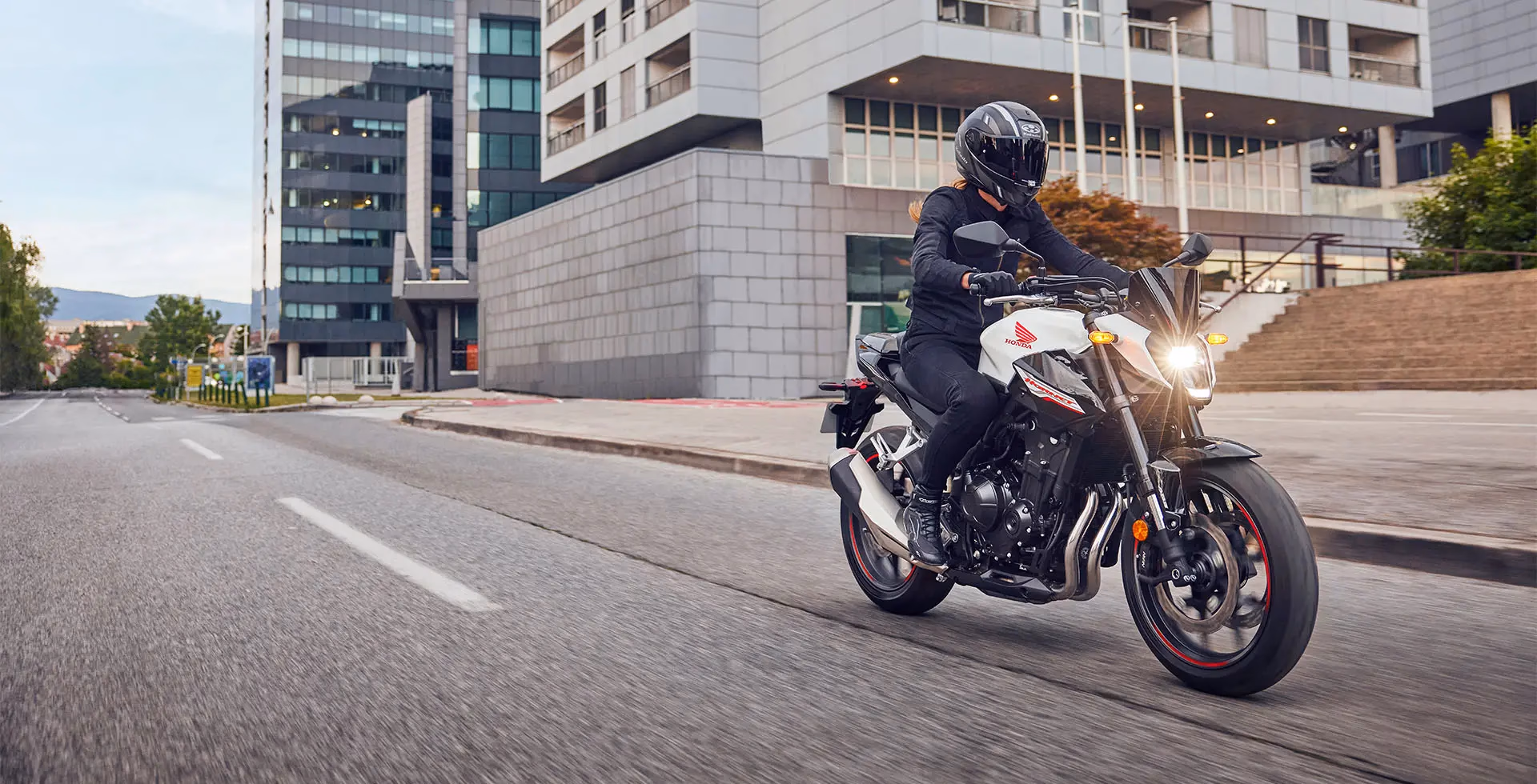 Hornet 500 em ambiente externo, destaque para a dianteira - 5 de 14