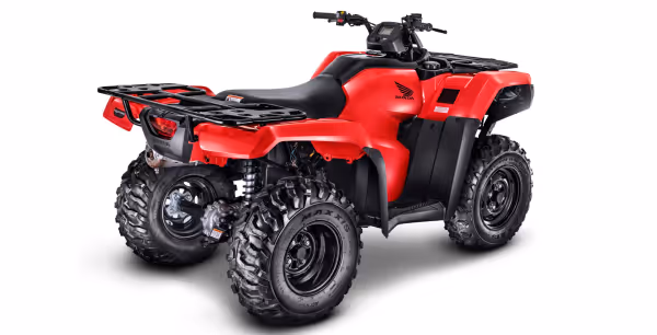 TRX 420 FourTrax na cor vermelha, visão traseira